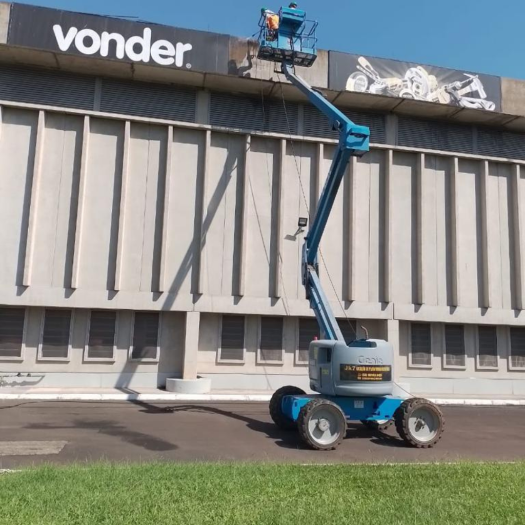 Serviço de manutenção industrial e pintura epóxi em fachada de galpão logístico corporativo.